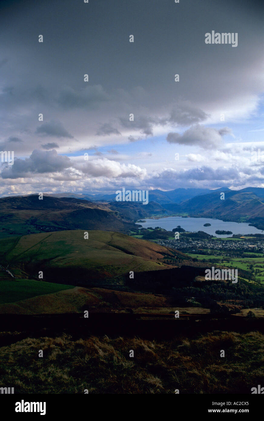 Blick vom Skiddaw blicken nach Keswick und Derwent Wasser Seenplatte Cumbria UK Stockfoto Blick vom Skiddaw blicken nach Keswick und Derwent Wasser Seenplatte Cumbria UK Stockfoto