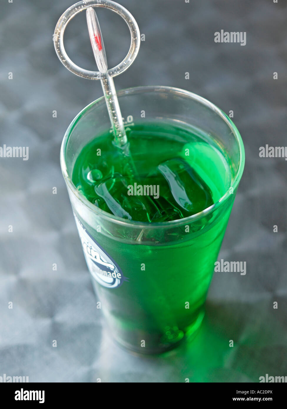 grüne Getränk Limonade mit grüner Minze Minze auf Aluminiumplatte Stockfoto
