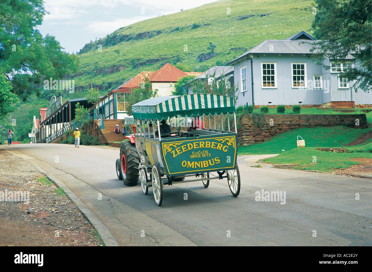 Altmodische Omnibus geschleppt von einem Bauernhof Traktor im Pilgrim s Rest historischen Goldbergbau Village Mpumalanga Südafrika Stockfoto