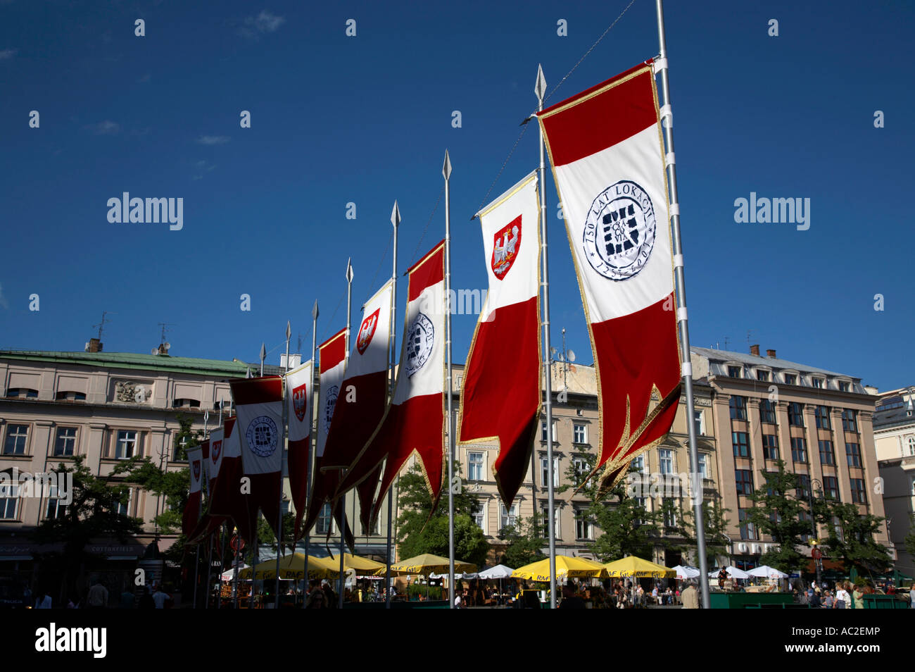 Zeile der roten und weißen 750 Jahr Feier Banner in Rynek Glowny Stadt quadratische Krakau Stockfoto