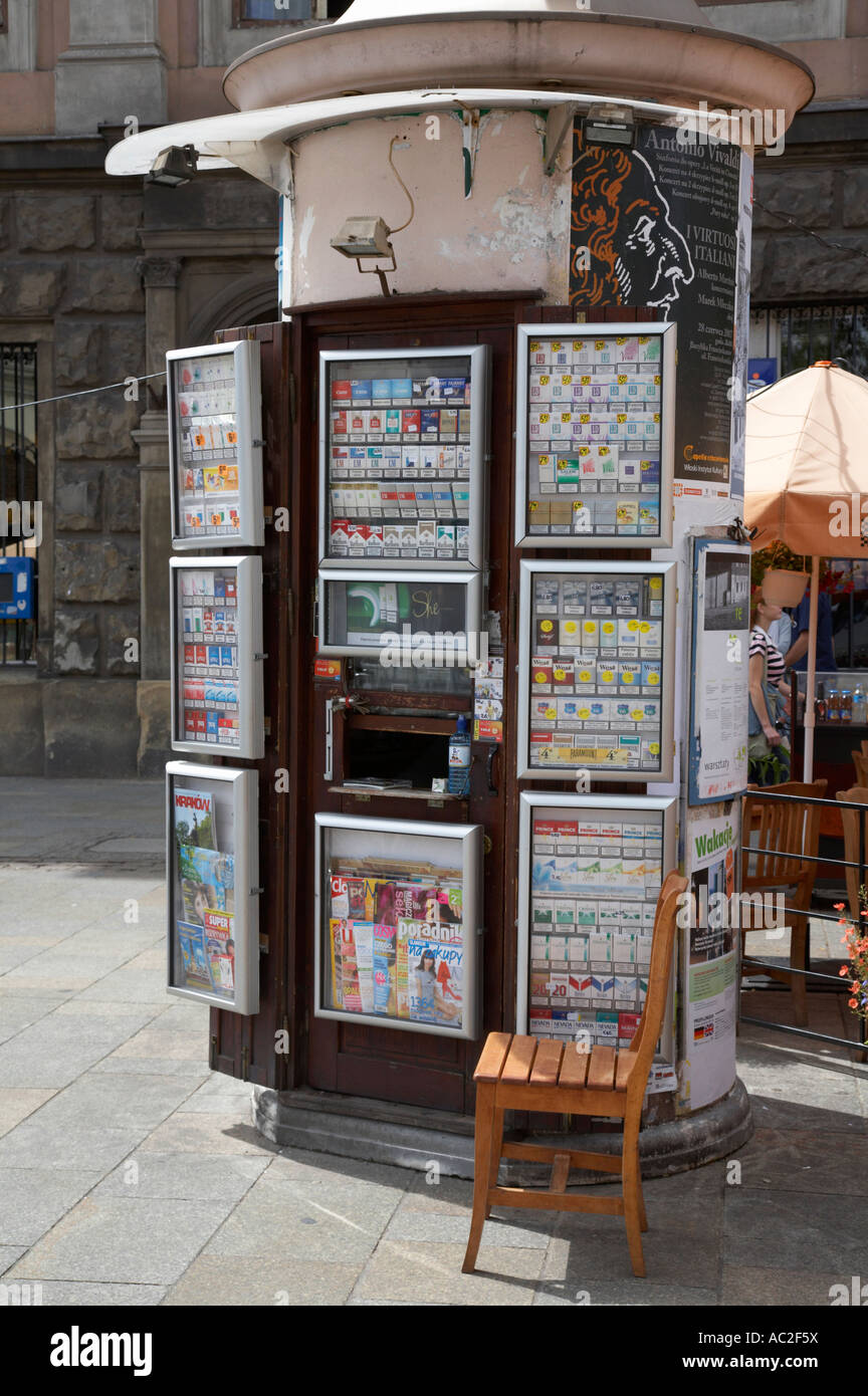 lokalen alten altmodischen Straße Kiosk mit Zigaretten und Zeitungen Krakau Stockfoto