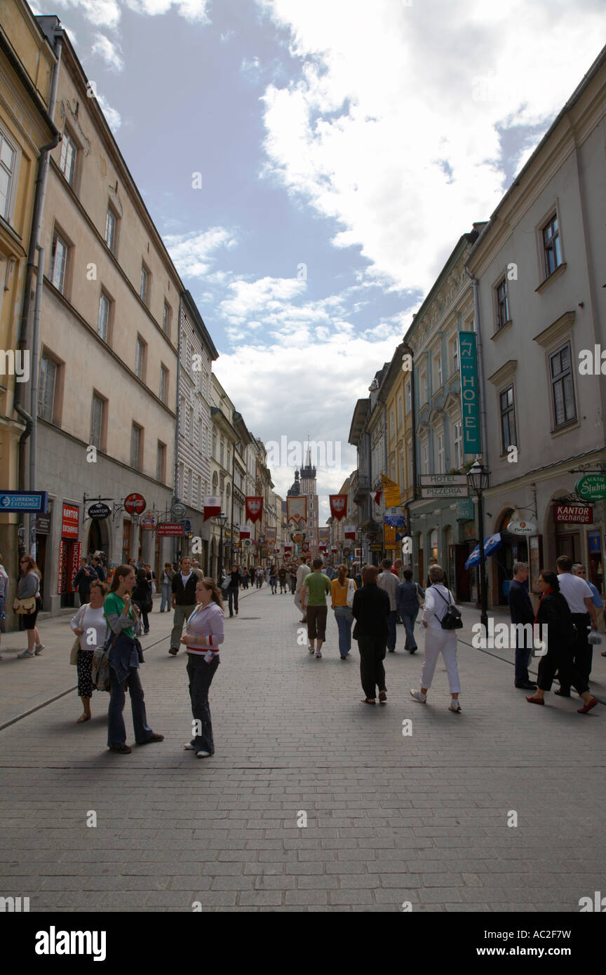 Touristen auf der Ulica Florianska Straße hinunter vom Stadttor zur Altstadt City Zentrum Krakau Stockfoto