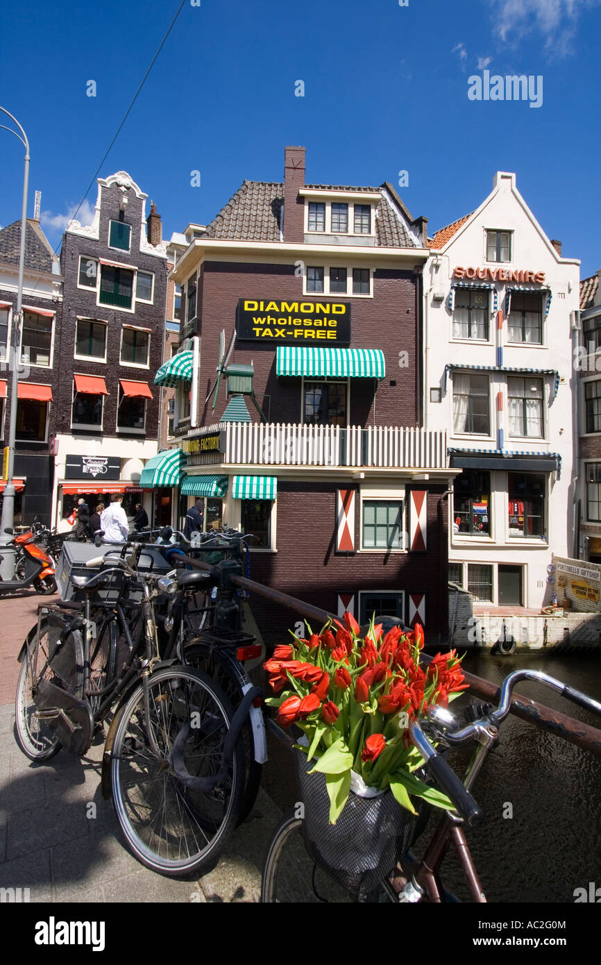Amsterdam-Diamont-Fabrik-Fahrrad mit Tulpen Stockfoto