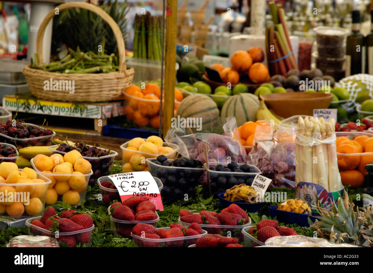 Traditionelle italienische Produkte und frische Lebensmittel am Marktstand in Piazza Campo de Fiori, Rom, Italien Stockfoto