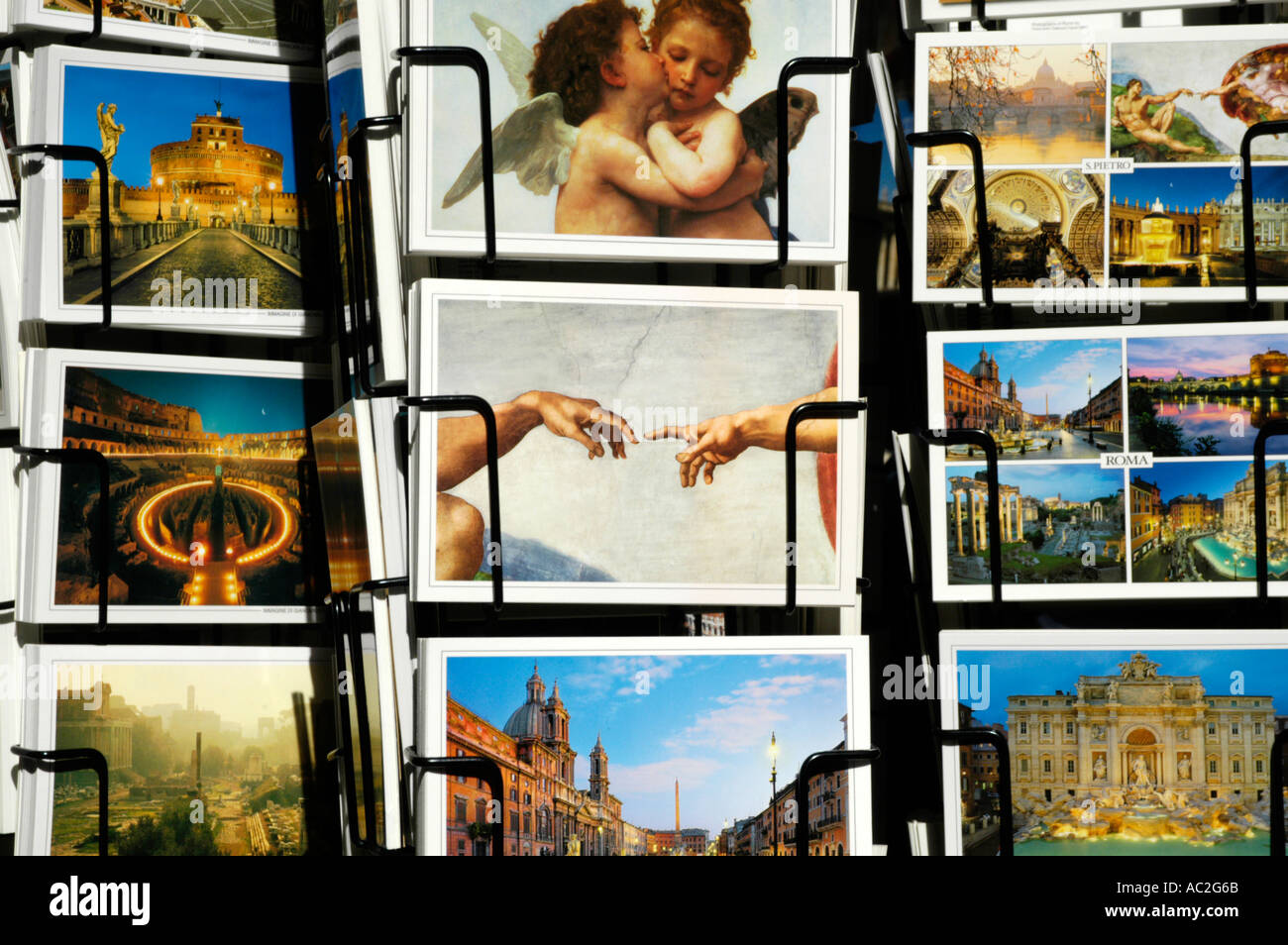 Postkarten von berühmten Sehenswürdigkeiten und Ansichten einschließlich das Fresko von der Erschaffung Adams von Michelangelo, Rom, Italien Stockfoto