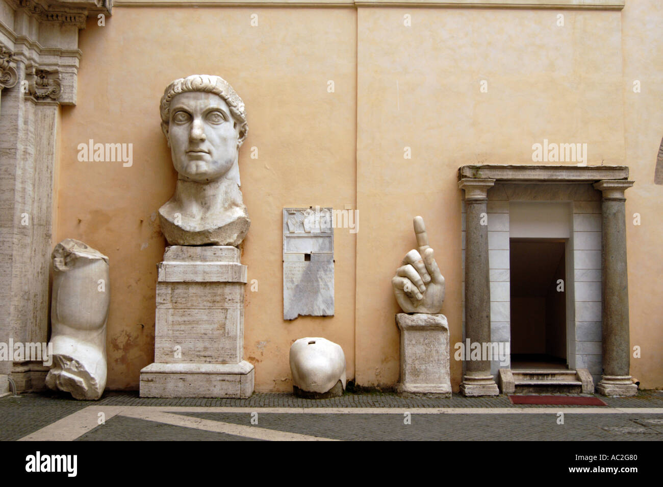 Fragmente einer riesigen Statue von Kaiser Constantine, der Palazzo dei Conservatori an den Kapitolinischen Museen Rom Italien Stockfoto