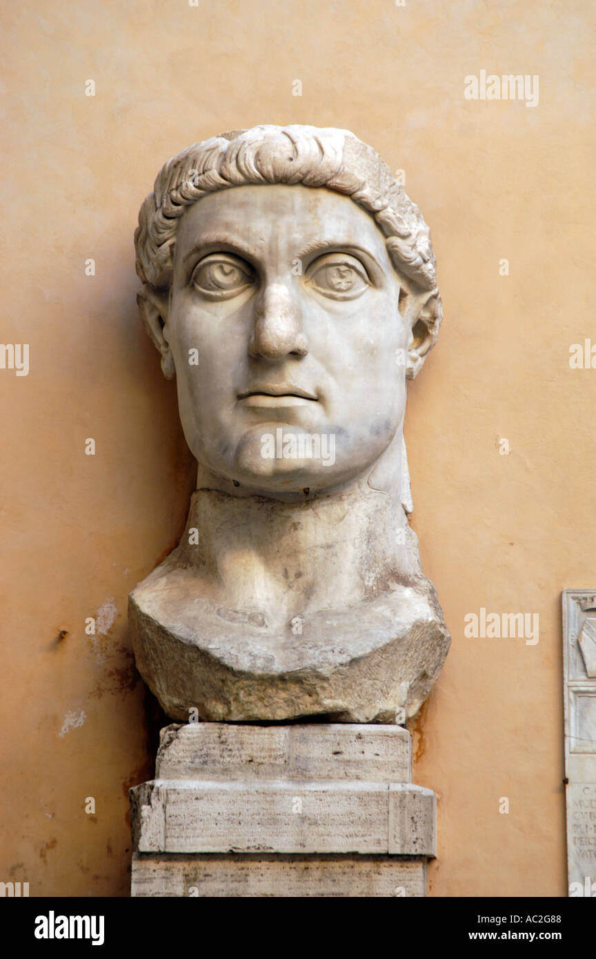 Kopf einer riesigen Statue von Kaiser Constantine, der Palazzo dei Conservatori an den Kapitolinischen Museen Rom Italien Stockfoto