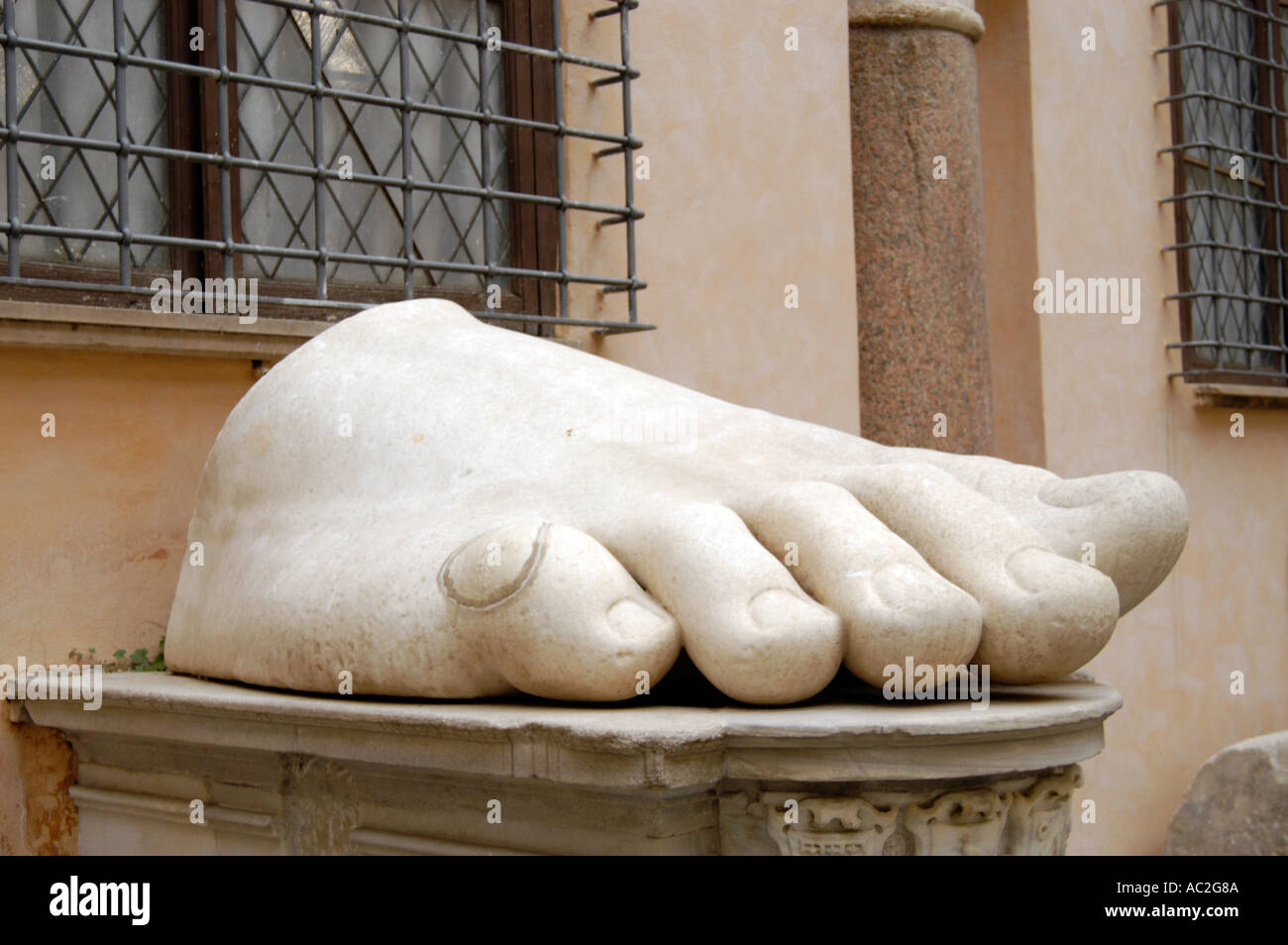 Fuß einer riesigen Statue von Kaiser Constantine, der Palazzo dei Conservatori an den Kapitolinischen Museen Rom Italien Stockfoto