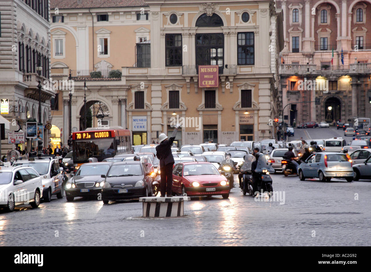 Verkehrspolizei Regie Autos in Piazza Venezia im Feierabendverkehr Rom Italien Stockfoto