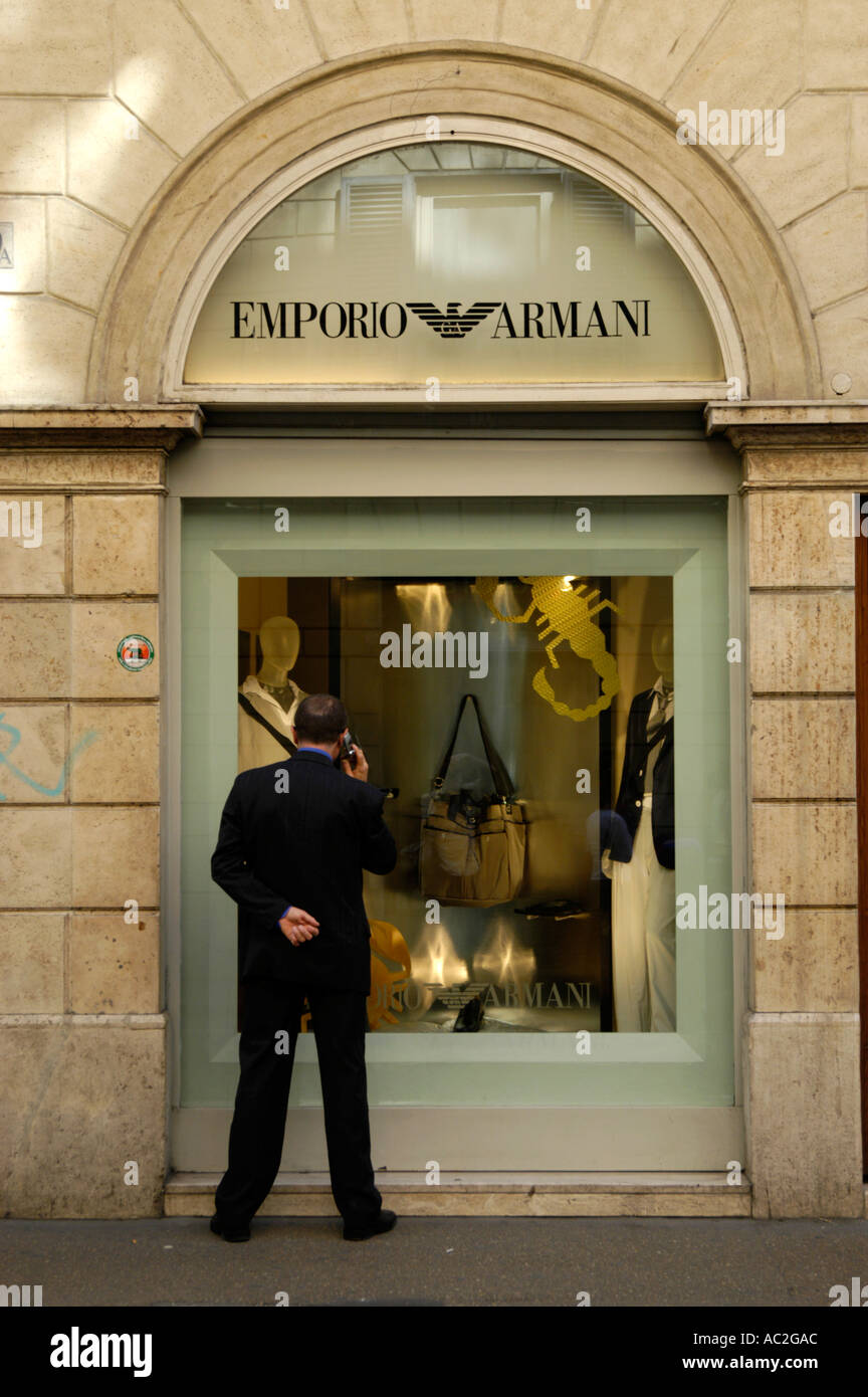 Mann Schaufensterbummel bei Emporio Armani auf Via del Babuino, Rom, Italien Stockfoto