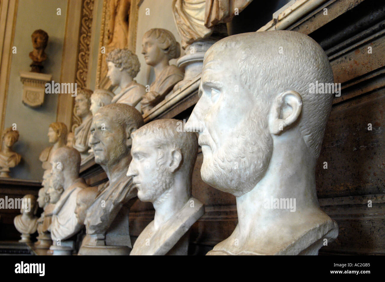 Büsten Römischer Kaiser in der Sala degli Imperatori im Palazzo Nuovo in den Kapitolinischen Museen in Rom, Italien Stockfoto