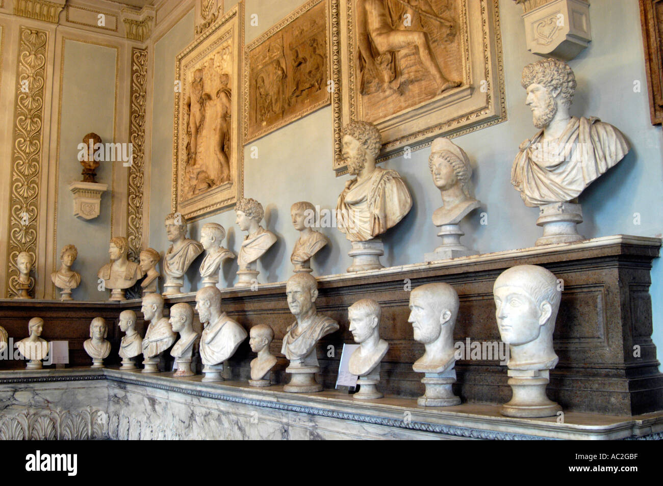 Büsten von Roman Emperors in der Sala Degli Imperatori im Palazzo Nuovo an den Kapitolinischen Museen Rom Italien Stockfoto