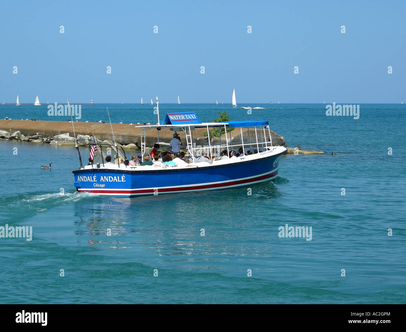 Chicago Water Taxi Überschrift zum Navy Pier auf hin-und Rückfahrt. Stockfoto
