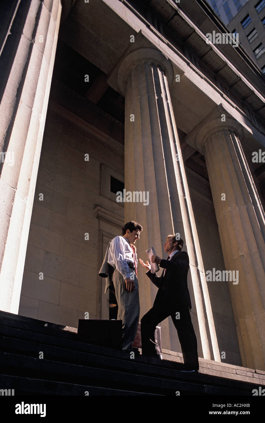 Zwei Anwälte sprechen außerhalb eines Gerichtsgebäudes Stockfoto