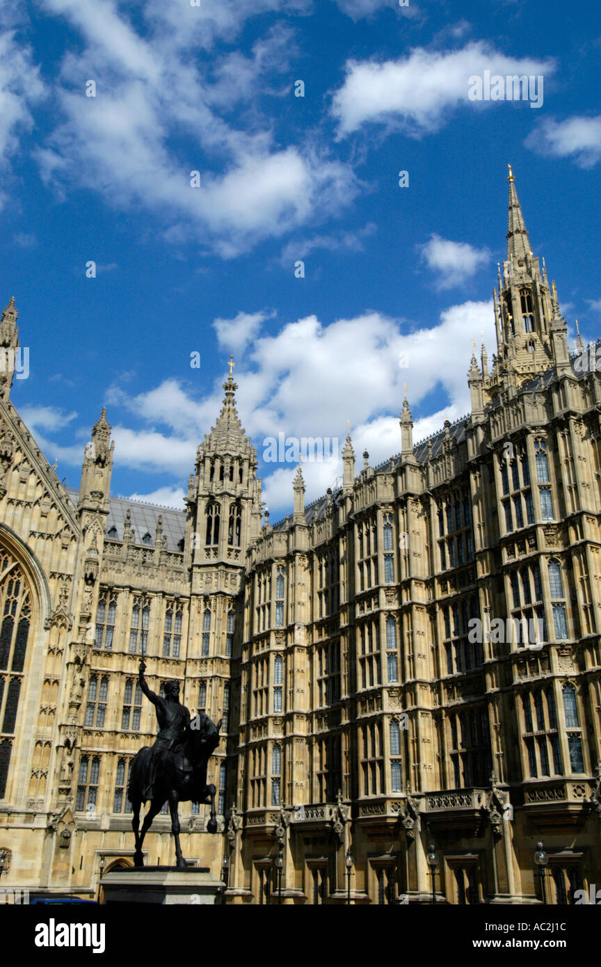 Statue von König Richard Löwenherz außerhalb der Häuser des Parlaments, London England UK Stockfoto