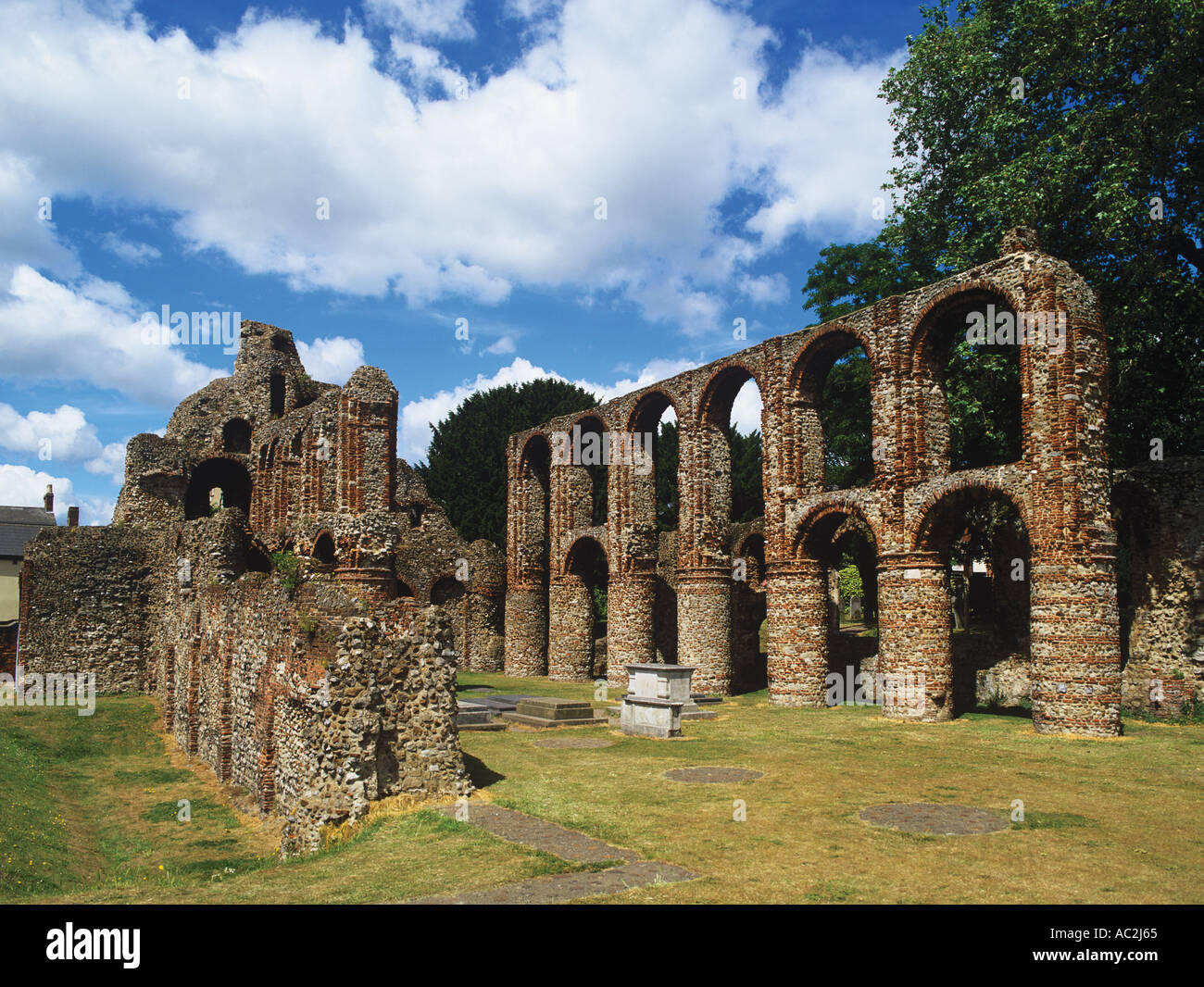 Bleibt der erste Augustiner Haus mit Norman Säulen mit römischen Ziegeln gebaut Stockfoto