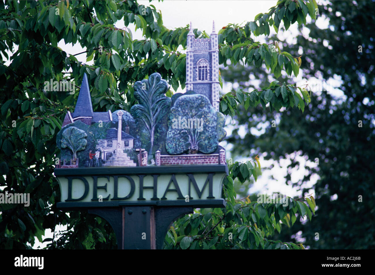 Ortsschild zeigen Künstler malen das Dorf Cross und St Mary Kirche Stockfoto
