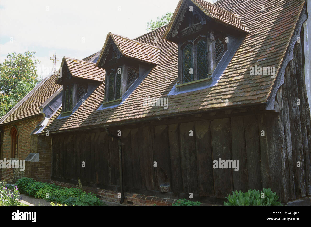 Split-Baumstämme bilden das Kirchenschiff der sächsischen Kirche in der Nähe von Chipping Ongar Stockfoto