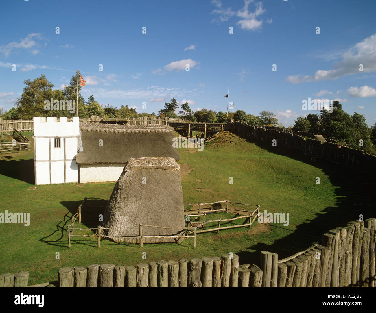 Hölzernen Barrikaden und reetgedeckten Gebäuden, wie sie in Norman Zeiten Stansted Mountfitchet Essex hätte sein können Stockfoto