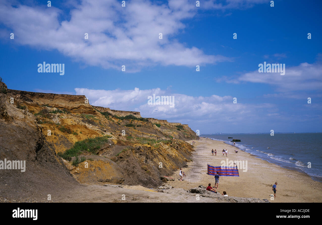 Sauberen Sandstrand im Osten der Stadt von Walton mit allmählich einstürzenden Felsen Essex Stockfoto