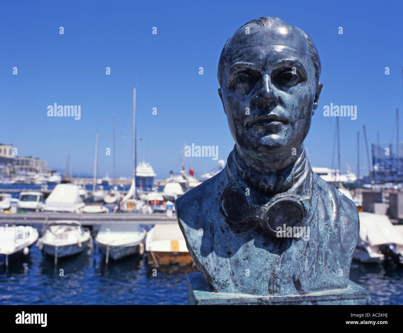 La Condamine, Monaco. Büste von Louis Chiron (Rennfahrer: 1900-1979) am Hafen Stockfoto