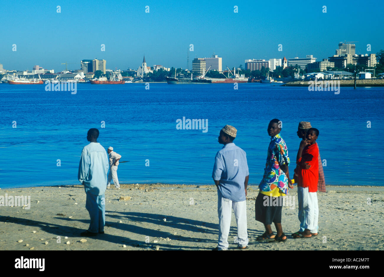 Menschen warten auf die Kivuko Fähre nach Daressalam in Tansania in Afrika Stockfoto