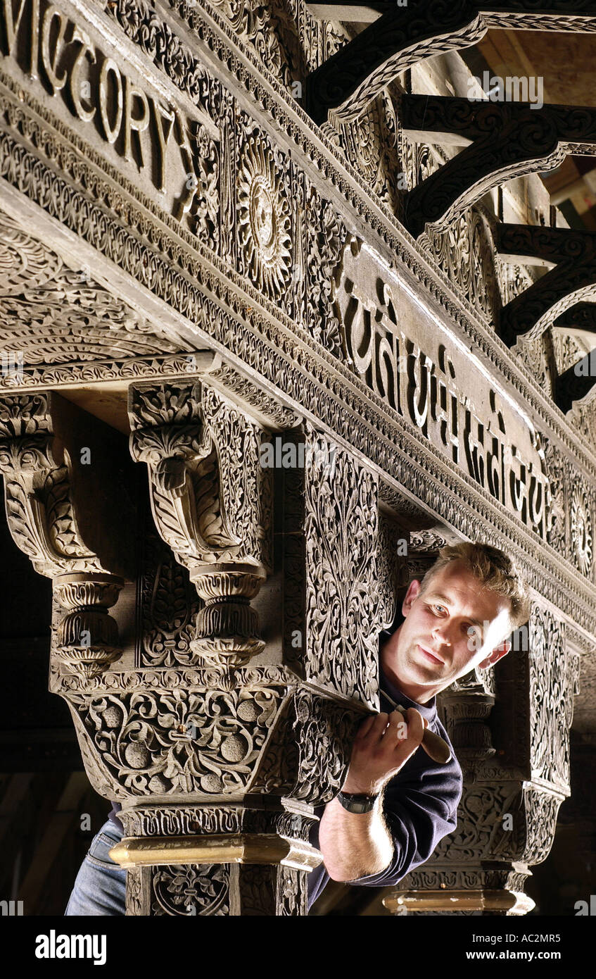 Gelernter Tischler Wiederherstellung einer reich verzierten indische Holzschnitzerei aus massivem Teakholz. Stockfoto