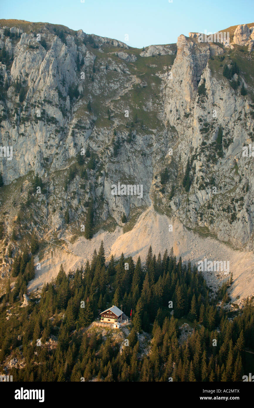 Luftbild des Saeuling House an der Seite von Saeuling Berg nahe der deutschen Grenze in Österreich Stockfoto