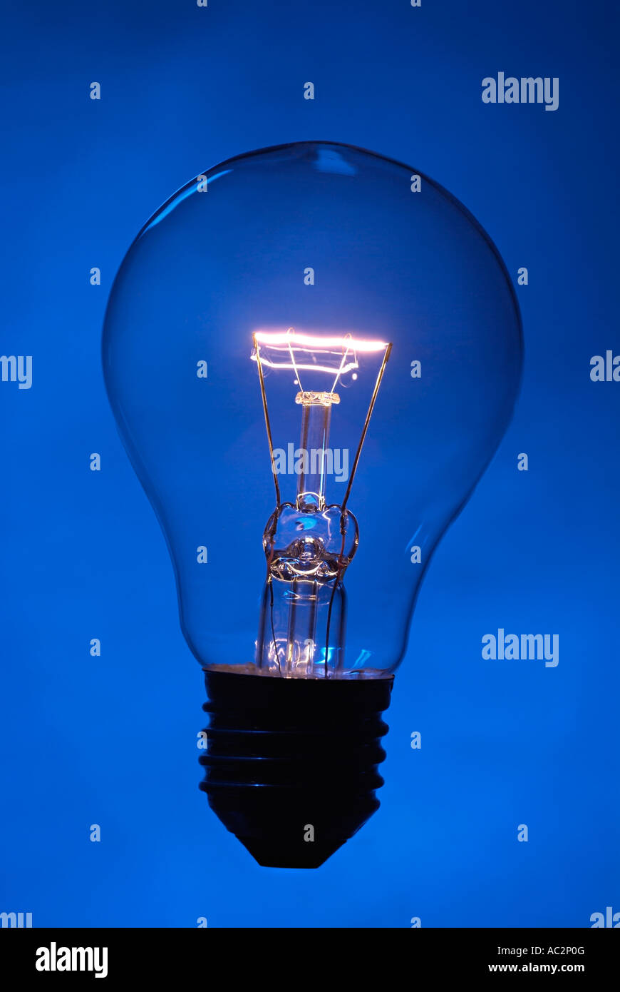 Glühbirne Glühlampe auf blauem Grund Stockfoto