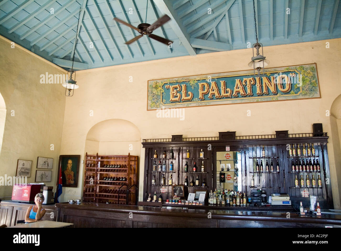 Dekorative Zeichen über ein Alkohol bestückte Bar, Cienfuegos, Kuba. Stockfoto