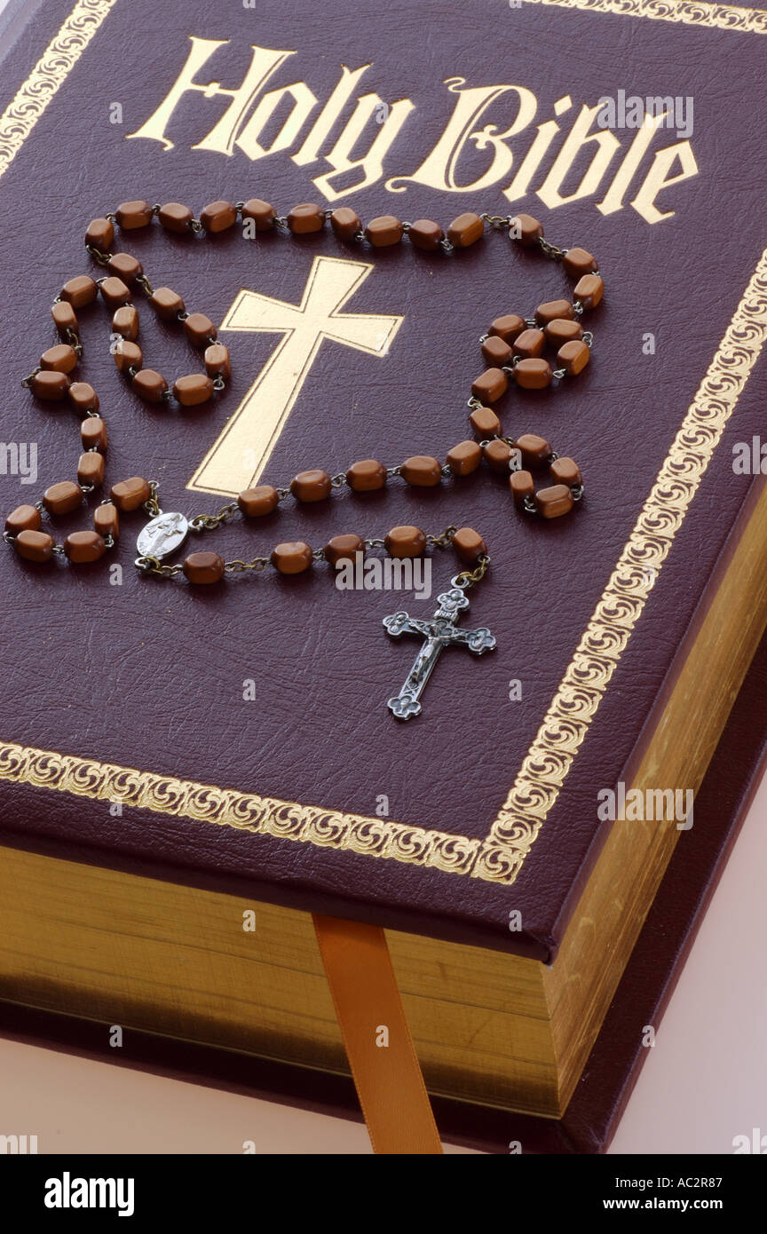 Neue Bibel mit Goldkreuz und Rosenkranz-Gebet Stockfoto