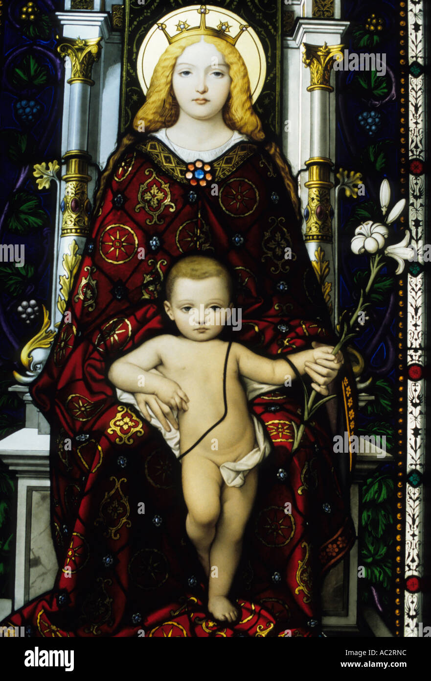 Komplizierte Glasfenster von Madonna mit Kind in einer Galerie an der Vatikanischen Museen, Vatikanstadt, Rom, Italien. Stockfoto