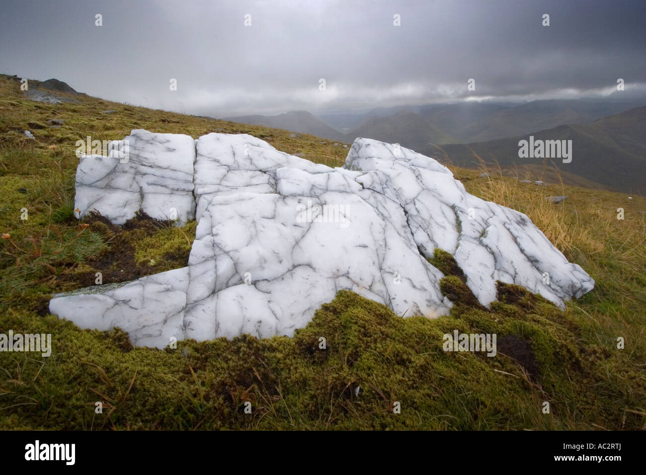 Berg-Landschaft und Quarz-Boulder in Glen Affric, Schottland Stockfoto