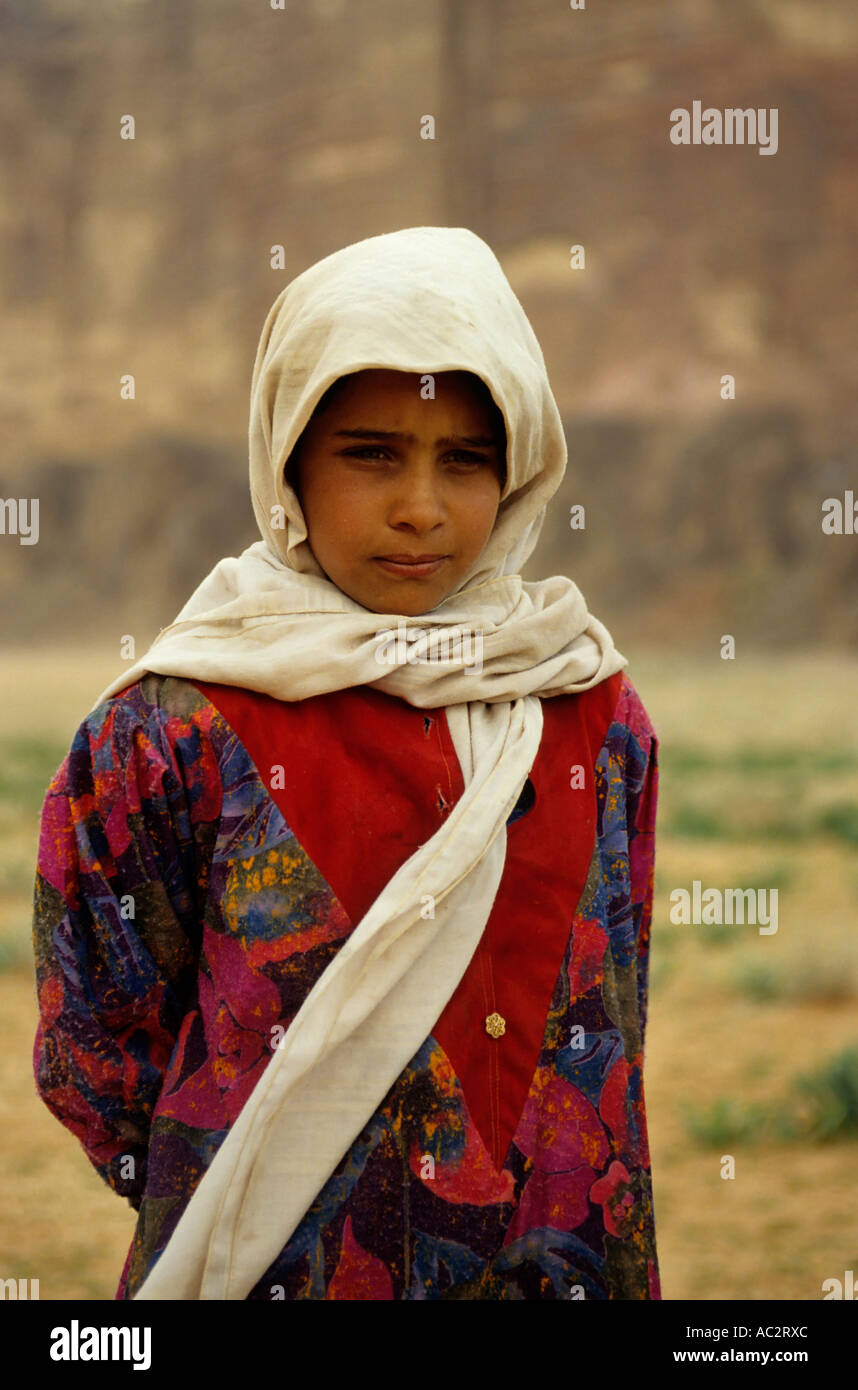 Beduinen Kind - Porträt eines Beduinen-Mädchens tragen eines Schleiers, Jordanien. Stockfoto