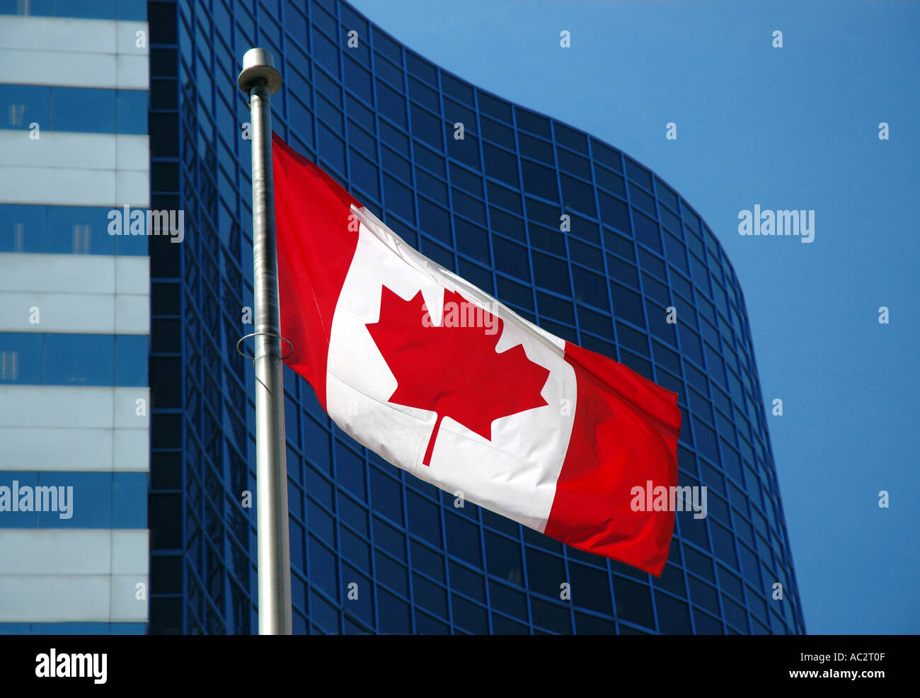 Landschaft der kanadischen Flagge gegen blauen Himmel und den Aufbau von Toronto Stockfoto