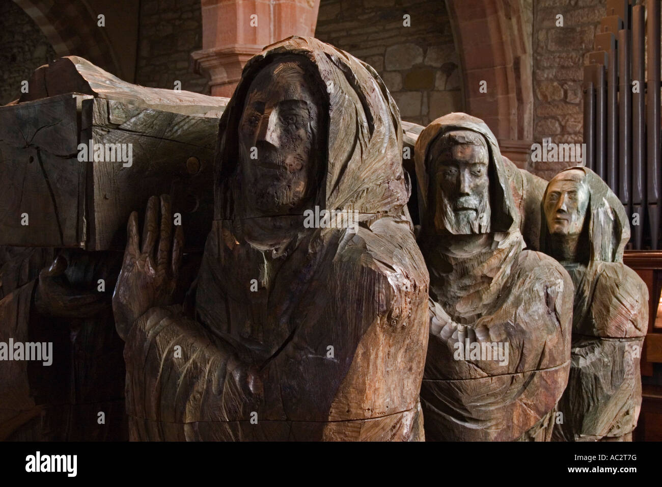 Geschnitzte Holzfiguren Lager Sarg der St. Cuthbert in St Mary the Virgin Church auf Lindisfarne Stockfoto