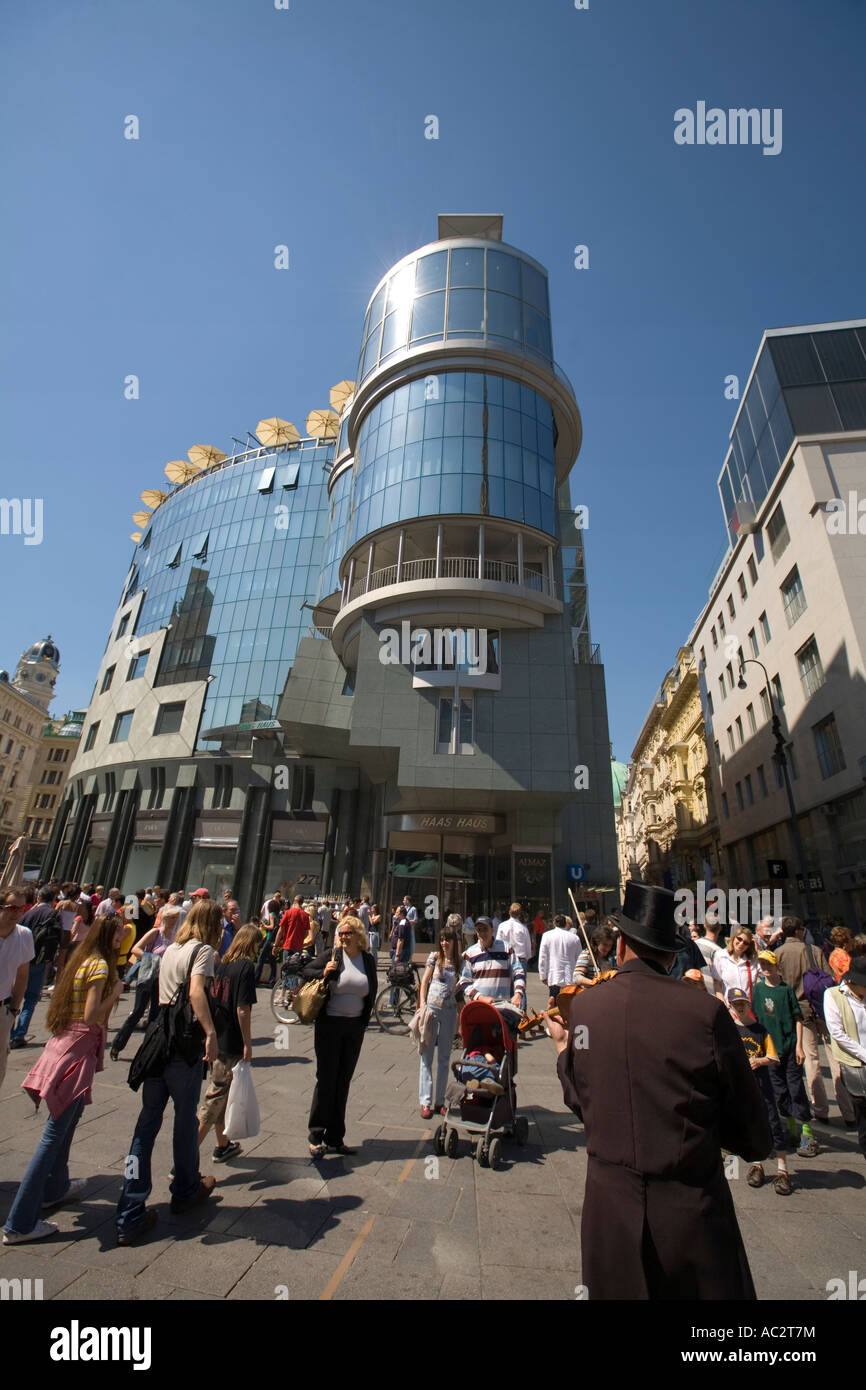 Wien-Stephansplatz-Haas Buidling Menschen Straßenkünstler Stockfoto