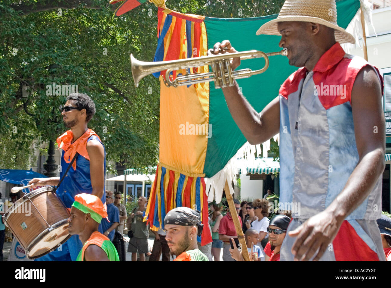 Straße Gala bringen einen Hauch von Karneval nach Havanna Vieja. Stockfoto