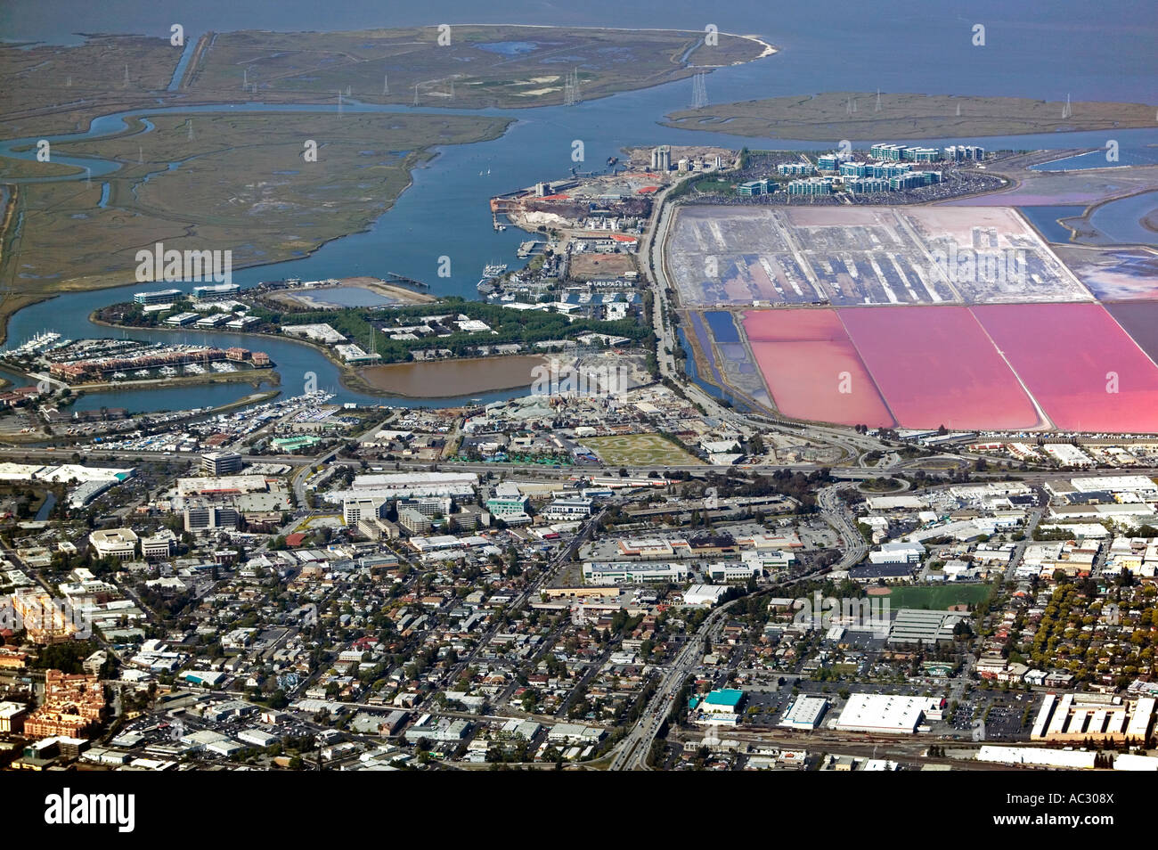 Luftaufnahme über California Redwood City Hafen und die Cargill-Salz-Anlage Stockfoto