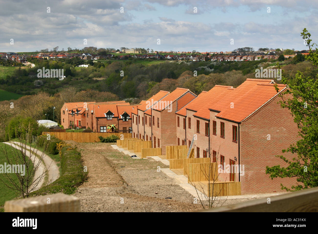 Neue Ferienwohnungen und Ferienhäuser am Hügel über dem Fluss Eske in der Nähe von Whitby. Stockfoto