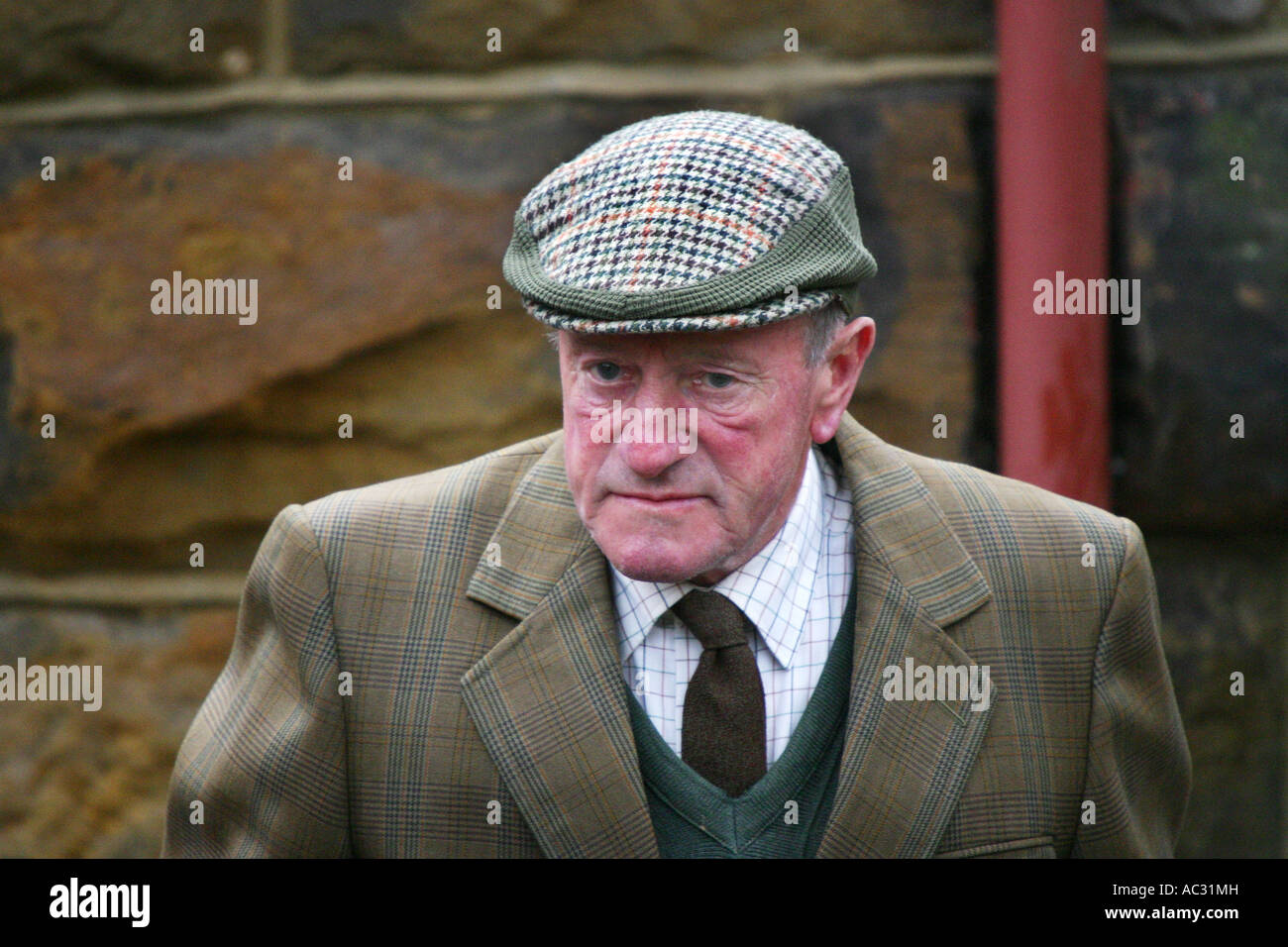 Alter Mann mit eine flache Mütze als zusätzliche Schauspieler in ITV-Serie  Heartbeat Stockfotografie - Alamy