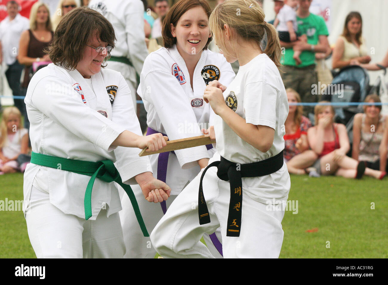 Menschen aus Martial Arts Gesellschaft demonstriert brechen von Objekten mit Händen und Füssen. Stockfoto