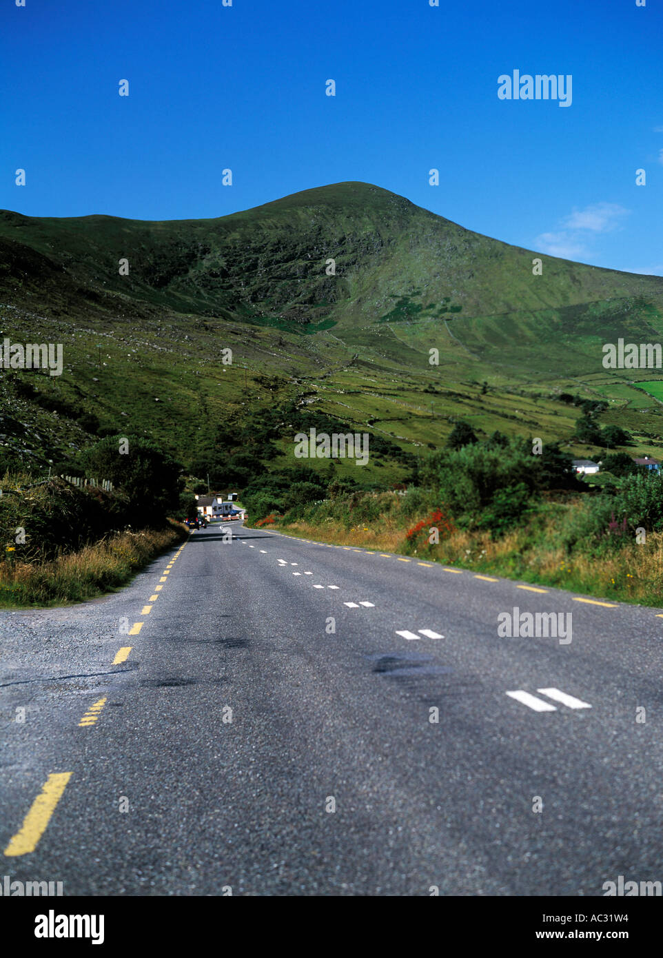 irische Landstraße auf Irlands berühmten Ring of kerry Stockfoto