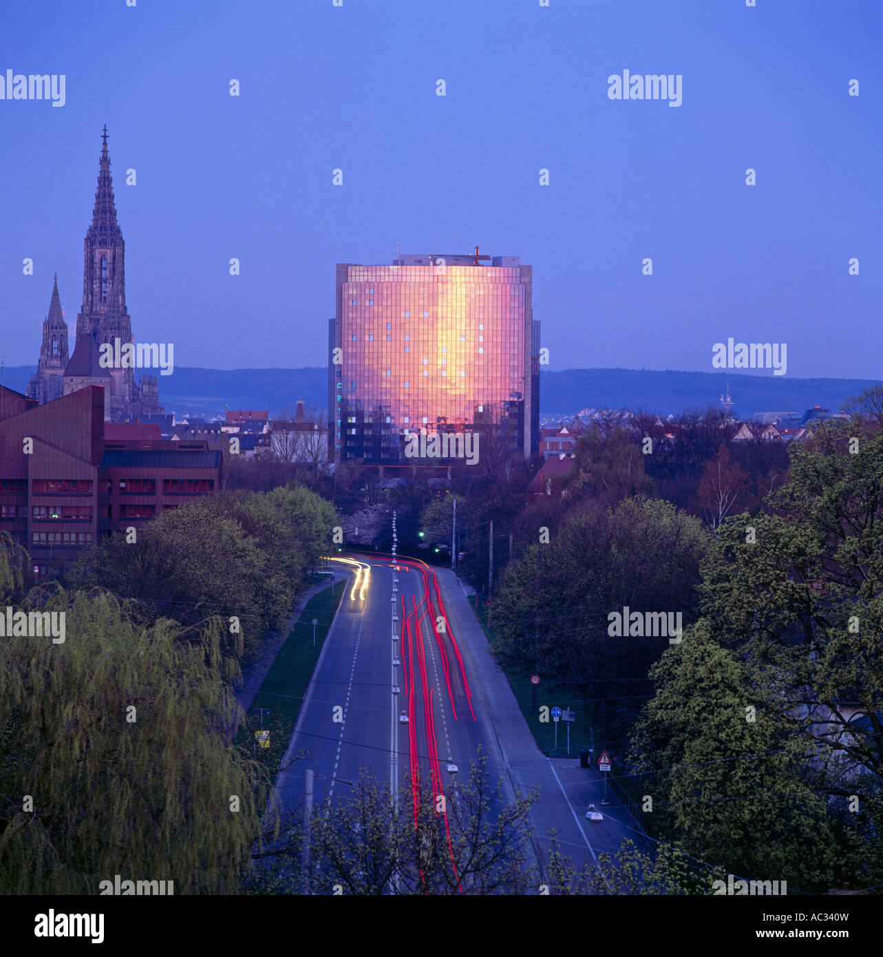 Maritim-Hotel und Ulm Kathedrale, Deutschland, Baden-Württemberg, Ulm Stockfoto