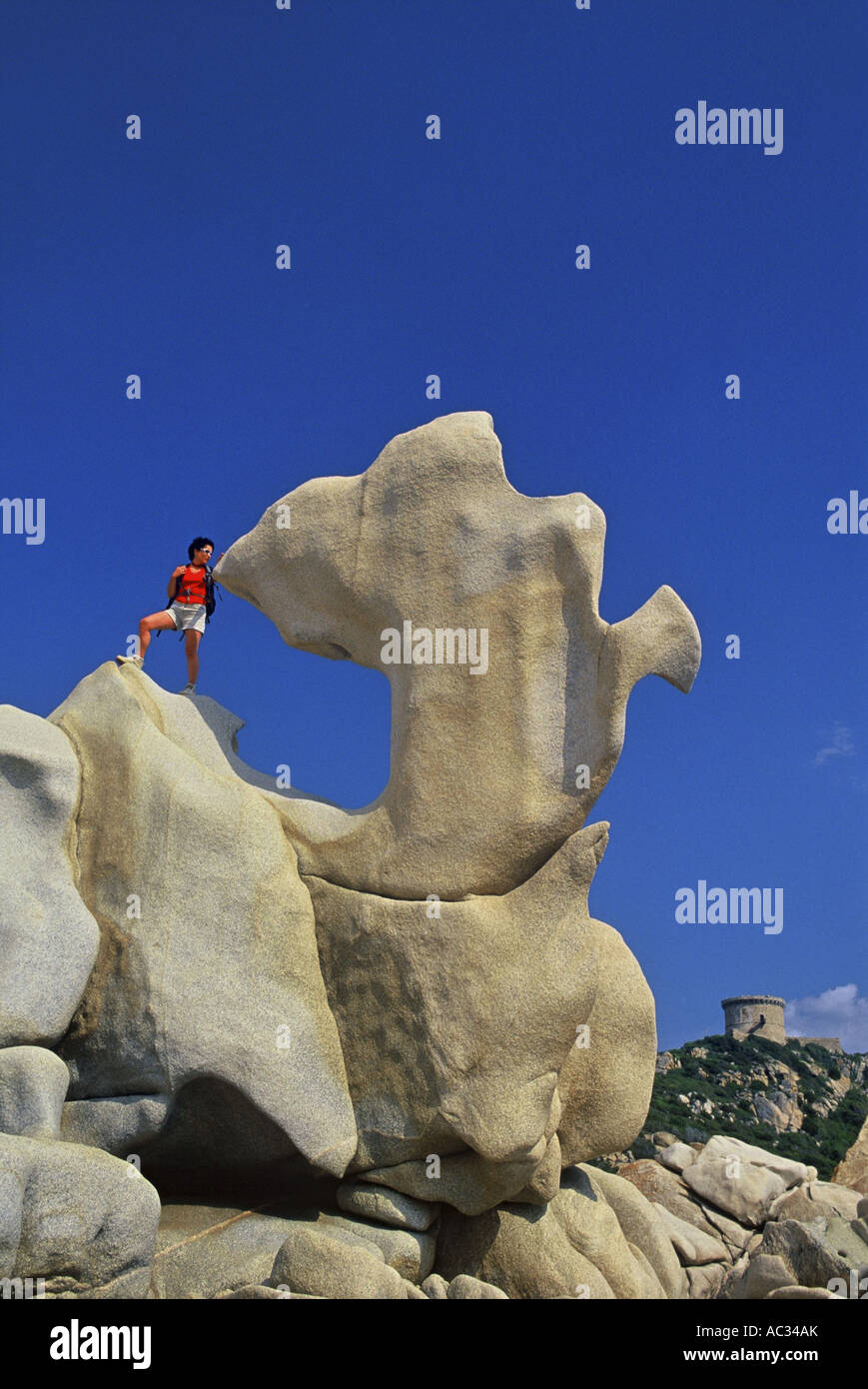 Wanderer an einem seltsamen Felsen in Campomoro Bereich, Frankreich, Korsika, Propriano, Campomoro Stockfoto