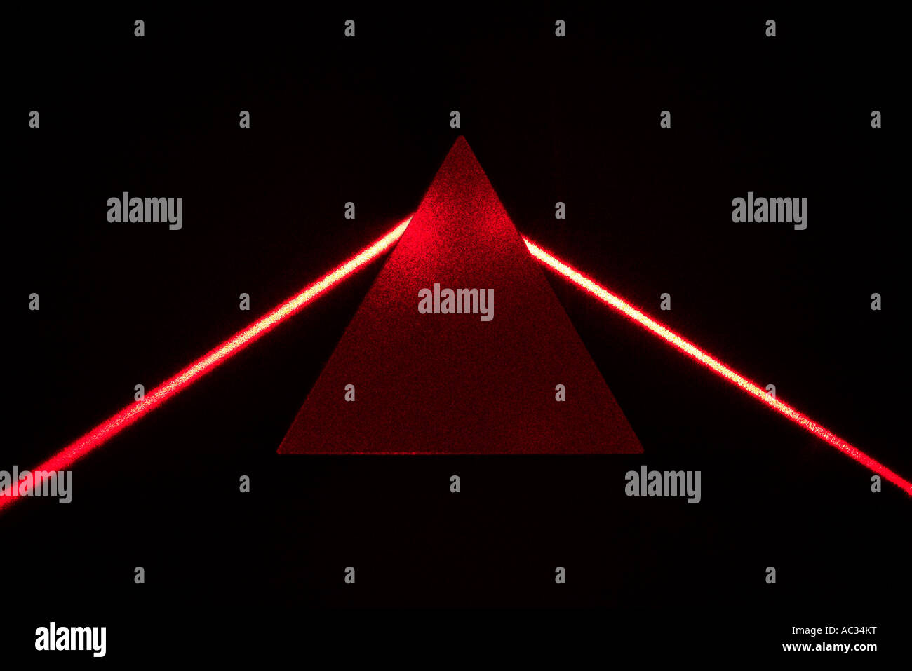 Gleichseitigen Prisma roten Laserstrahl ablenken Stockfotografie - Alamy