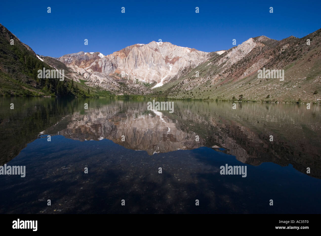 Reflexion von Laurel Mountain in Convict Lake in der östlichen Sierra Nevada, Inyo National Forest, Kalifornien, USA Stockfoto