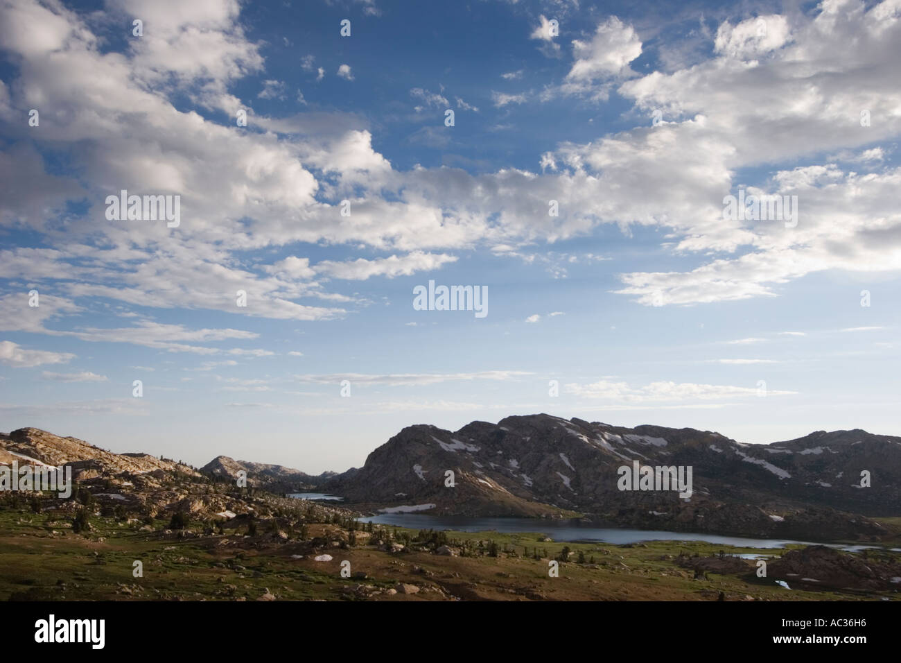 Ansicht der Emigrant Meadow Lake aus High Emigrant Lake, Emigrant Wilderness Area, Kalifornien, USA Stockfoto