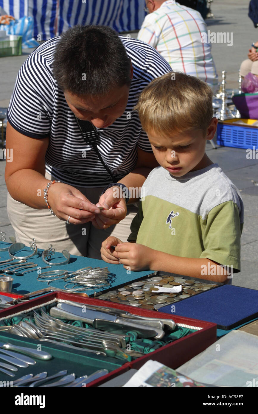 Krakau Polen Mutter und junge, viel Freude beim Betrachten der Alter Münzen und Abzeichen zu öffnen Luftkollektoren Messe in Markt Platz Rynek Glowny Stockfoto