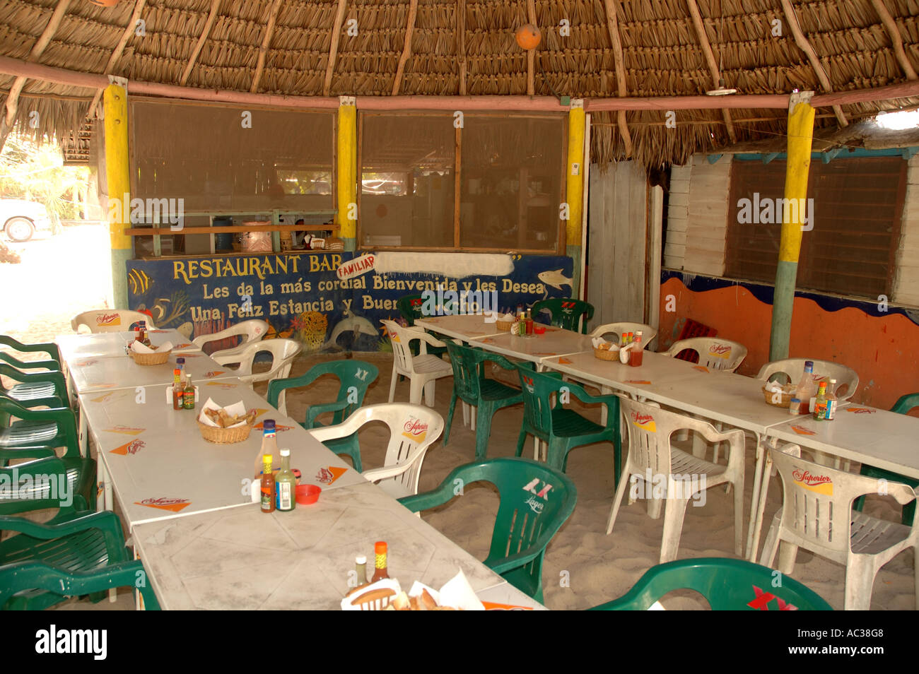 Ein kleines Open-Air-Restaurant wartet auf Kunden in Punta Allen, Mexiko. Stockfoto